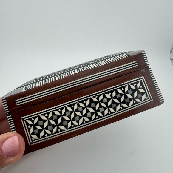Intricate Black and‎ White Decorative Trinket Box - Picture 3 of 11